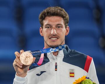 Sin duda, este fue uno de los momentazos del año, sobre todo, por lo inesperado. Con Paula Badosa fuera de juego en cuartos de final por culpa de un golpe de calor, Pablo Carreño se convirtió en la única esperanza española por conseguir medalla en los Juegos de Tokio. No entraba en las quinielas, pero por el buen nivel mostrado a lo largo del torneo, el asturiano nos hizo soñar. Cayó en semifinales ante el ruso Karen Khachanov (que a su vez perdió en la final ante Zverev) y su rival por el bronce no invitaba precisamente al optimismo: Djokovic. Pero, como otras muchas veces en deporte, vimos a David derrotando a Goliat, hasta tal punto que Djokovic acabó desquiciado, con sus metas hechas añicos y su raqueta volando a la grada, ante la impotencia generada por el gran tenis de Carreño. Un bronce con sabor a oro.