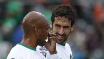 Senna habla con Raúl en un partido.