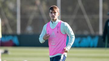 El centrocampista gallego Denis Su&aacute;rez, durante un entrenamiento del Celta en la ciudad deportiva del club celeste.