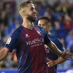 El Huesca se luce ante un incomparecente Málaga