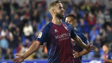 El Huesca se luce ante un incomparecente Málaga