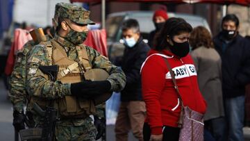 Santiago, 12 de julio de 2020 Fiscalizaciones en feria libre de calle Aldunate con Coquimbo comuna de Santiago, la cual se encuentra en cuarentena total desde el comienzo de la pandemia coronavirus. Jonnathan Oyarzun/Aton Chile