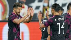 Henry Mart&iacute;n festeja con Aguirre su gol con el Tri