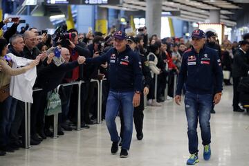 Los campeones de coches del Dakar 2018 llegaron al aeropuerto de Madrid en medio de una gran expectaci¨®n y de decenas de seguidores que les vitorearon a su llegada.