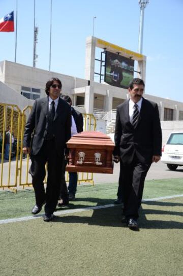 Así fue la llegada del féretro al Estadio Lucio Fariña.