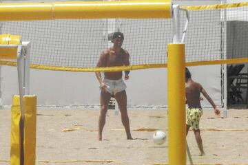 Mandó construir una pérgola alrededor de la playa privada a la que tiene acceso para que los turistas y el resto de huéspedes no pudieran verle. En la foto, juega con su hijo Cristiano Ronaldo Jr.