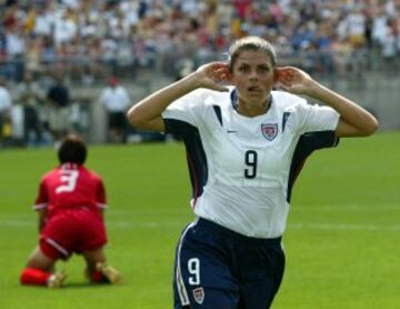 Mia Hamm es una de las jugadoras más importantes en la historia de la selección de  Estados Unidos con la que jugó durante 17 años. Antes de retirarse era considerada como la mejor futbolista de todos los tiempos y logró en dos ocasiones alzarse con el galardon de mejor jugadora por la FIFA entre los años 2001 y 2002.