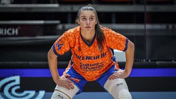 Raquel Carrera, antes de un partido del Valencia en la Eurocup.