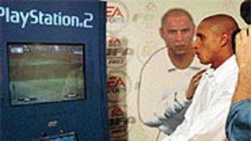 <B>PRESENTÓ EL NUEVO FIFA 2003</b>. Roberto Carlos presentó ayer el FIFA 2003, la nueva versión del juego de EA Sports.