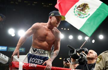 El boxeador mexicano se coronó como campeón Mundial WBO de semipesado tras derrotar en 11 asaltos al boxeador ruso en Las Vegas, Estados Unidos.