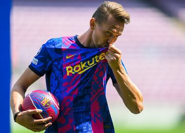 En una jornada de cierre de mercado caótica, el Barça se deshace de Griezmann y llega Luuk de Jong.