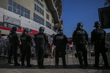 La CONMEBOL decidió aplazar un día la final después del apedreamiento del bus de Boca por parte de los hinchas de River.