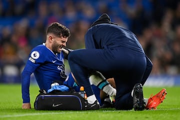 Christian Pulisic, jugador del Chelsea, es atendido por los servicios médicos en Stamford Bridge.