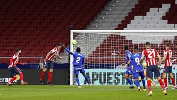 Luis Su¨¢rez marca de cabeza el 1-0 al Getafe.