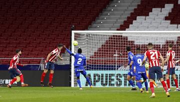 Luis Suárez marca de cabeza el 1-0 al Getafe. 