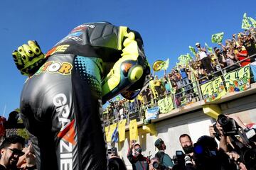 La carrera en el circuito Ricardo Tormo de Valencia fue la última de la trayectoria deportiva sobre dos ruedas de Valentino Rossi. El piloto italiano se retira esta temporada y agradeció el apoyo a sus seguidores con una reverencia delante de unas gradas en Cheste teñidas completamente de amarillo.