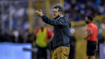 Técnico de El Salvador se disculpa por abucheos al Himno mexicano