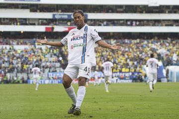 El astro brasileño cayó de manera sorpresiva al Querétaro de Víctor Manuel Vucetich. Ronaldinho tuvo una tarde de ensueño en el Estadio Azteca frente al América. 'Dinho' ingresó al 84, dos minutos después anotó y al 92' repitió la dosis. El inmueble se rindió en aplausos para el sudamericano.