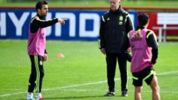 Del Bosque, con Fábregas en el entrenamiento del sábado.
