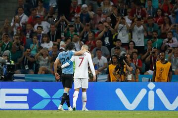 Cristiano Ronaldo con Cavani que se retiró lesionado.