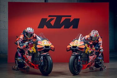 Maverick Viñales y Enea Bastianini posan sobre la KTM RC16 Tech 3.
