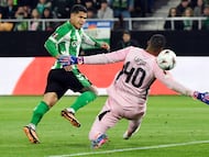 Juan Camilo Hernández anota y asiste en goleada al Panathinaikos