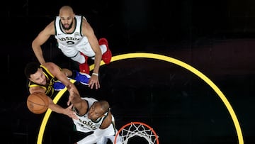 SAN FRANCISCO, CALIFORNIA - DECEMBER 19: Stephen Curry #30 of the Golden State Warriors goes up for a shot against Al Horford #42 and Derrick White #9 of the Boston Celtics at Chase Center on December 19, 2023 in San Francisco, California. NOTE TO USER: User expressly acknowledges and agrees that, by downloading and or using this photograph, User is consenting to the terms and conditions of the Getty Images License Agreement. Ezra Shaw/Getty Images/AFP (Photo by EZRA SHAW / GETTY IMAGES NORTH AMERICA / Getty Images via AFP)