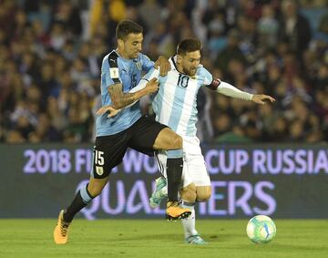 Lionel Messi y  Matias Vecino.