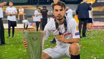 Lara, con la Sexta Europa League del Sevilla.