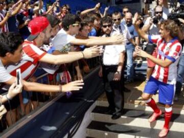 El centrocampista italiano Alessio Cerci es recibido por la afición durante su presentación como nuevo jugador del Atlético de Madrid, hoy en el Estadio Vicente Calderón.