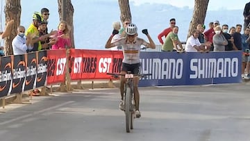 Natalia Fischer celebra su bronce en el mundial femenino de marat&oacute;n MTB.