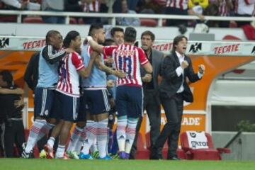 Chivas celebró, pero fue gol anulado.