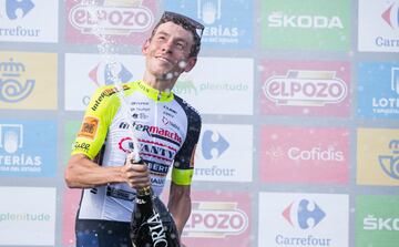 Louis Meintjies celebra en el podio su victoria en la novena etapa de La Vuelta