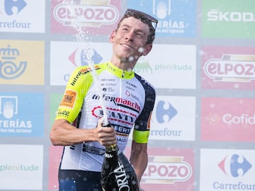 Louis Meintjies celebra en el podio su victoria en la novena etapa de La Vuelta