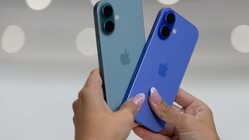 Usuaria sosteniendo dos iPhone 16, cuyas cajas vacías pueden venderse por hasta 50 dólares.