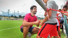 Raúl García, con un aficionado en Lezama