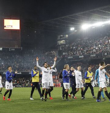 Los jugadores del Valencia celebraron la clasficación para la final de la Copa del Rey.