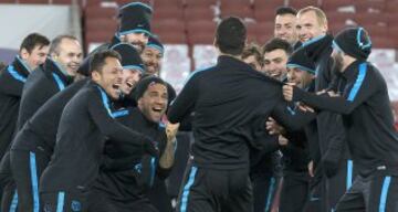 Último entrenamiento del Barcelona antes del partido de Champions League de octavos de final frente al Arsenal 