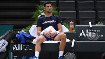 Novak Djokovic descansa durante un entrenamiento previo al Rolex Paris Masters en el AccorHotels Arena de Par&iacute;s.