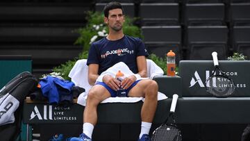 Novak Djokovic descansa durante un entrenamiento previo al Rolex Paris Masters en el AccorHotels Arena de París.