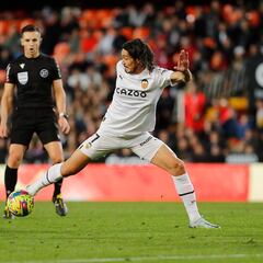 El Forest se lleva un duelo icónico por dos errores groseros del Valencia