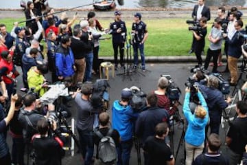 Los pilotos de Red Bull Racing Daniel Ricciardo y Max Verstappen participan en una carrera de botes de velocidad en el río Yarra.