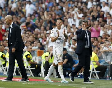 El jugador colombiano fue cambiado en el minuto 56 por Vinícius. En la salida, James dirigió unas palabras a su entrenador Zidane.