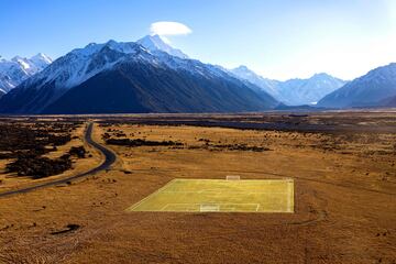 Esta fotografía publicada por Turismo de Nueva Zelanda muestra una vista general de un campo de fútbol en el valle de Aoraki/Mount Cook, junto a la montaña más alta del país. La cancha se ha construido para promover el turismo con vistas a la próxima Copa del Mundo femenina, que se jugará en Australia y Nueva Zelanda a partir del 20 de julio.