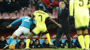 El entrenador de Inter, Roberto Mancini, observa las acciones ante Nápoles.