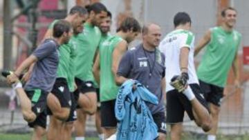 Pepe Mel, con los petos para los jugadores titulares, en el &uacute;ltimo entrenamiento antes del debut europeo.