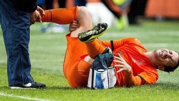 El jugador de Holanda Rafeal van der Vaart lamenta una lesi&oacute;n ante Colombia.