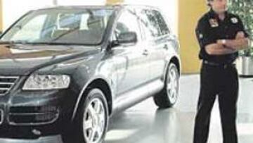 <b>DE ESTRENO. </b>Sainz recogió ayer de manos de Juan Baselga, presidente de Volkswagen España, las llaves de un flamante Touareg V10 que utilizará junto a su familia en sus desplazamientos.