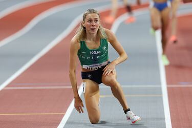 No será un día de grato recuerdo el de ayer para Sarah Healy. La irlandesa finalizó su participación en los Mundiales de atletismo bajo techo de Glasgow (Escocia) con un mal trago. Cuando se acercaba a la meta en la prueba de 1.500 sufrió una aparatosa caída y aterrizó con la cara en el tartán. Por suerte no sufrió grandes daños.