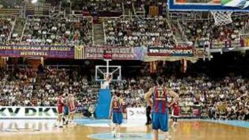 <b>PENDIENTES DEL MARCADOR. </b>Los jugadores tienen que estar igual de atentos al tiempo que al balón.